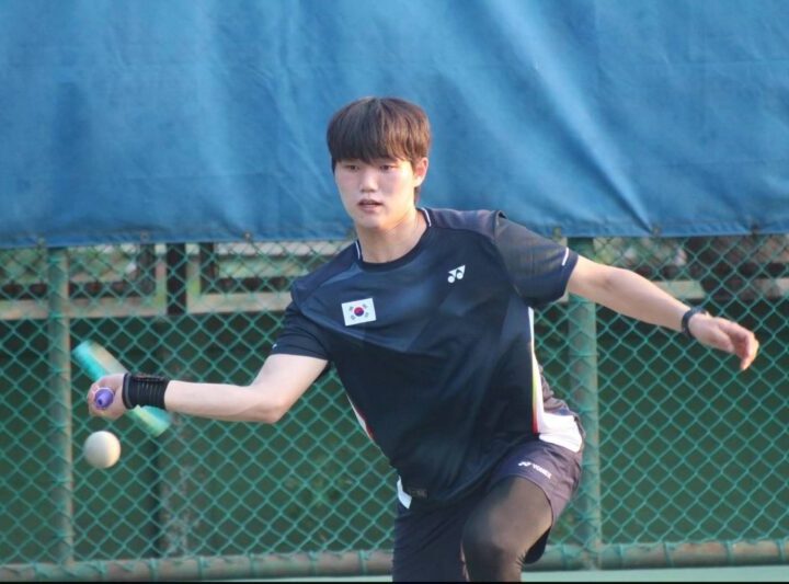 กวิน ญาณฤทธิ์ หัวหน้าผู้ฝึกสอนนำนักหวดซอฟท์เทนนิสมหาวิทยาลัยทีมชาติไทยซ้อมเข้ม