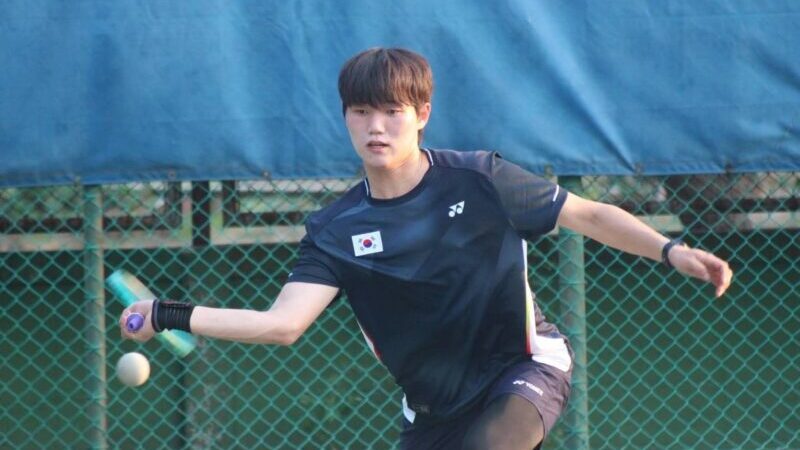 กวิน ญาณฤทธิ์ หัวหน้าผู้ฝึกสอนนำนักหวดซอฟท์เทนนิสมหาวิทยาลัยทีมชาติไทยซ้อมเข้ม