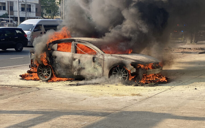 ช่างซ่อมรถสุดเซ็งนำรถลูกค้ามาเทส ไฟแบตโชว์ เกิดไฟลุกไหม้ใต้ท้องรถลุกลามไหม้วอดเสียหายทั้งคัน