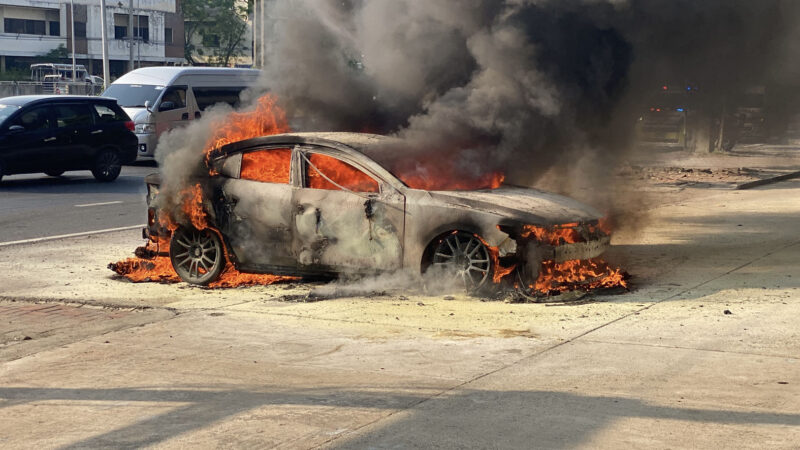 ช่างซ่อมรถสุดเซ็งนำรถลูกค้ามาเทส ไฟแบตโชว์ เกิดไฟลุกไหม้ใต้ท้องรถลุกลามไหม้วอดเสียหายทั้งคัน