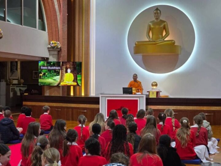 ปทุมธานี – เยาวชนอังกฤษเรียนรู้วัฒนธรรมพุทธ ผ่านกิจกรรมตักบาตรและนั่งสมาธิที่วัดพระธรรมกายลอนดอน