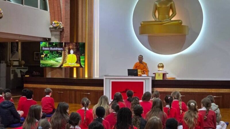 ปทุมธานี – เยาวชนอังกฤษเรียนรู้วัฒนธรรมพุทธ ผ่านกิจกรรมตักบาตรและนั่งสมาธิที่วัดพระธรรมกายลอนดอน