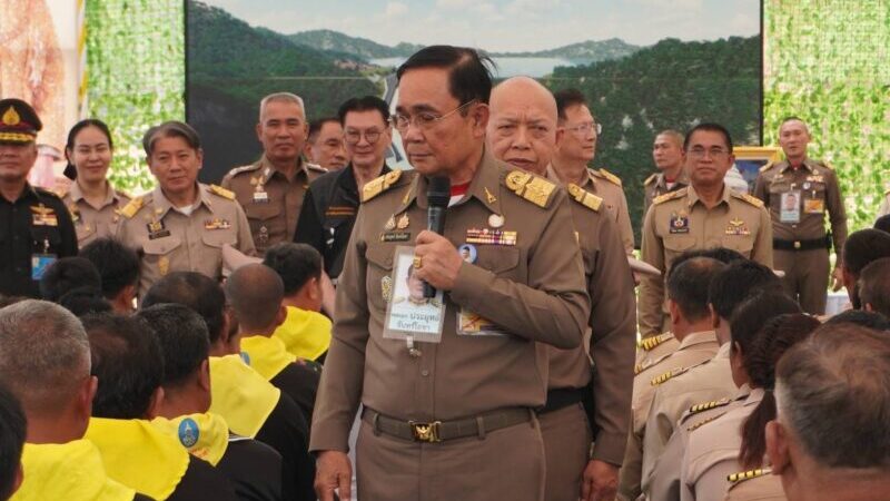 พลเอก ประยุทธ์ จันทร์โอชา องคมนตรี เป็นประธานพิธีมอบความช่วยเหลือพระราชทานในโครงการสืบสานพระราชปณิธาน