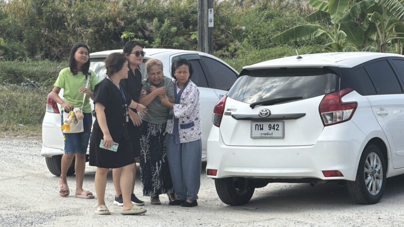 แม่ใจสลาย นร.ม.4 ไปติวข้อสอบให้รุ่นน้อง ขากลับหลุดโค้งชนแบริเออร์ ร่างกระเด็นเข้าพงหญ้าดับคาชุดนักเรียน