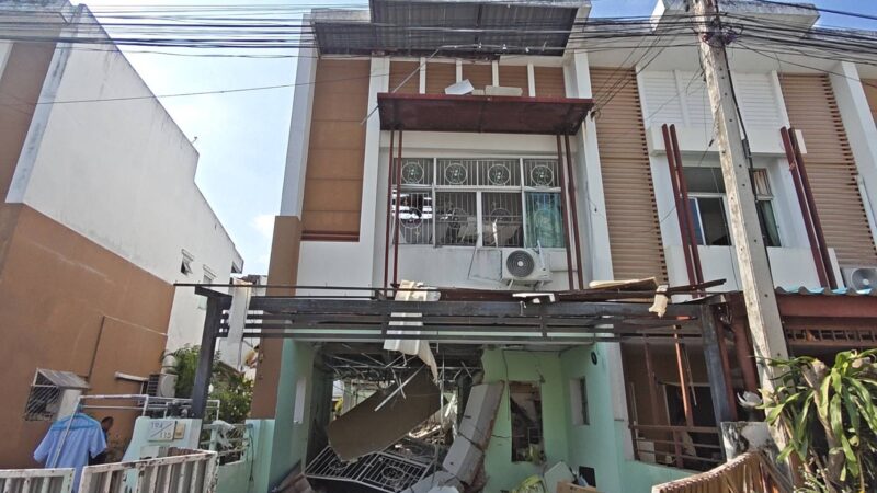 ปทุมธานี – ระทึกตี 3 แก๊สระเบิดบึ้มสนั่นทาวน์เฮาส์พังราบ 8 หลัง วงจรปิดจับภาพได้