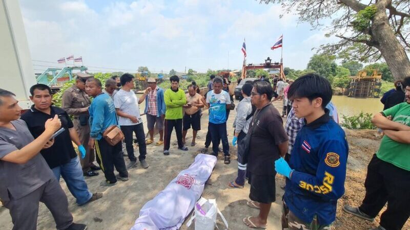 อ่างทอง – สลดผู้ใหญ่บ้านวัย44ปีขึ้นไปปลดสลิงพลาดถูกเหล็กฟาดศีรษะพลัดตกแม่น้ำเจ้าพระยาดับ ขณะขึ้นซ่อมลวดสลิงบนโกรกทรายริมแม่น้ำ