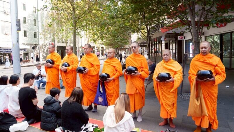 ปทุมธานี – ชาวไทยในต่างแดนและชาวต่างชาติร่วมตักบาตรฟังธรรมกลางนครซิดนีย์ ออสเตรเลีย