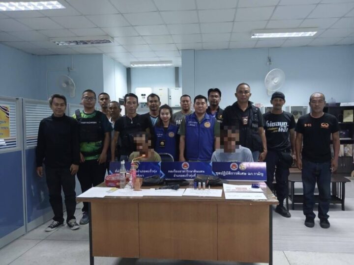 พังงา-ฝ่ายปกครองตะกั่วทุ่งสนธิกำลังชุดสืบสวนสภ.ตะกั่วทุ่ง บุกกวาดล้างแหล่งมั่วสุม จับ 1 ราย ยาบ้า 132 เม็ด พบผู้เสพอีก 6 รายส่งบำบัด