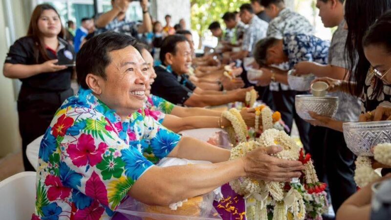 “สจ.กิ๊บ” ร่วมรดน้ำดำหัวขอพรผู้บริหาอบจ.ชลบุรี เพื่อความเป็นสิริมงคล