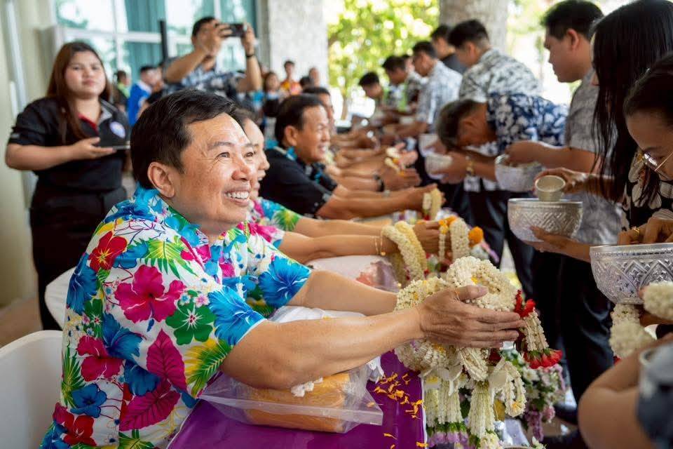 “สจ.กิ๊บ” ร่วมรดน้ำดำหัวขอพรผู้บริหาอบจ.ชลบุรี เพื่อความเป็นสิริมงคล