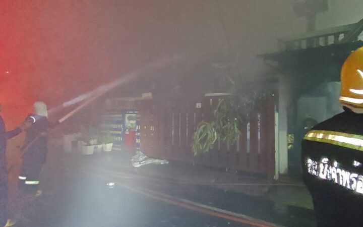 ปทุมธานี – ระทึกกลางดึกเพลิงไหม้บ้านสองชั้นวอด 2 หลังซ้อน