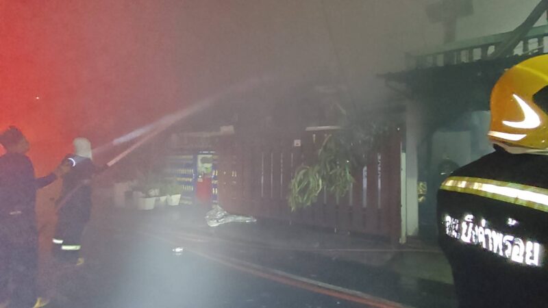 ปทุมธานี – ระทึกกลางดึกเพลิงไหม้บ้านสองชั้นวอด 2 หลังซ้อน