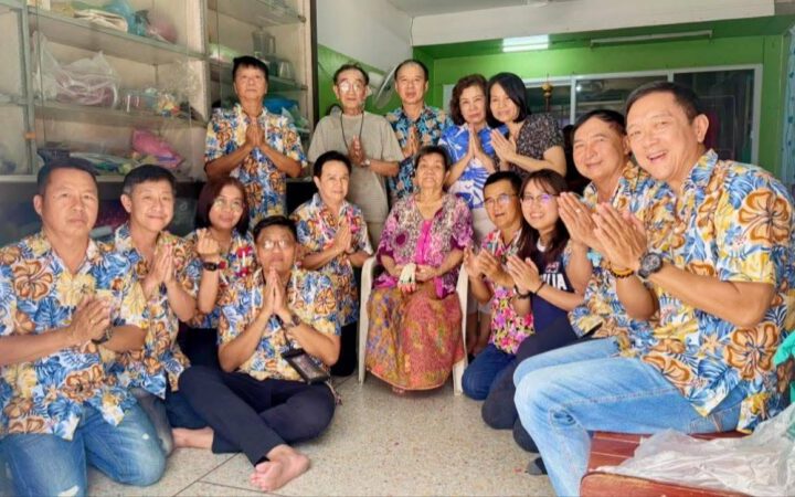 “นายกฯ หนุ่ม นำทีมมดงานใจถึงกัน รดน้ำขอพรผู้ใหญ่ สืบสานประเพณีสงกรานต์ สะท้อนพลังกตัญญูพัฒนาเมืองชลบุรี”