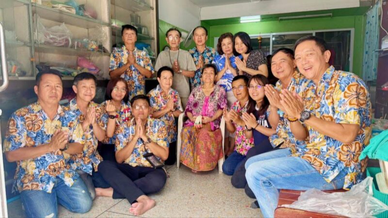 “นายกฯ หนุ่ม นำทีมมดงานใจถึงกัน รดน้ำขอพรผู้ใหญ่ สืบสานประเพณีสงกรานต์ สะท้อนพลังกตัญญูพัฒนาเมืองชลบุรี”