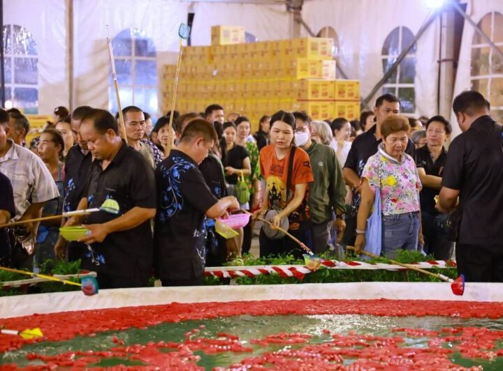 ยิ่งคึกคัก!ไม่แผ่วบรรยากาศร้านมัจฉากาชาดคืนนี้ไม่มีแผ่วเหล่านักบุญสายลุ้นหลั่งไหลมาเติมพลังกันเนืองแน่นจนเต็มลานใครยังไม่ได้มาต้องรีบหน่อยแล้วนะ!