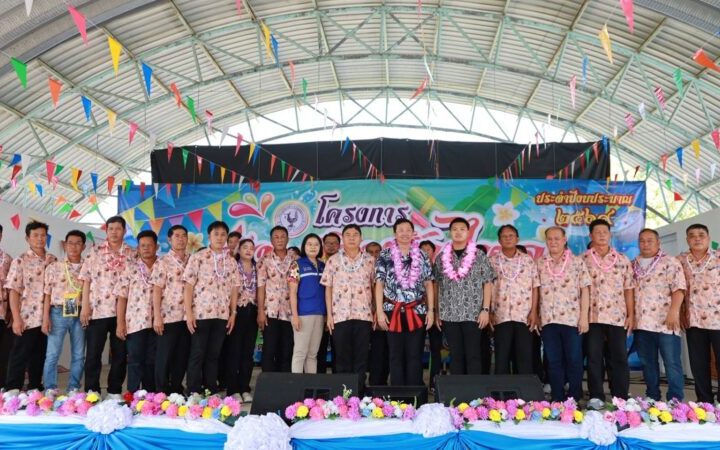 อบต.หนองหงษ์ ชลบุรีจัดโครงการรดน้ำดำหัวขอพรผู้สูงอายุวันสงกรานต์ และมีการจัดแสดงโชว์ความแข็งแรงของผู้สูงอายุที่ทีอายุกว่า 75 ปีของชมรมผู้สูงอายุขึ้นมาแดนส์โชว์เสต็ปบนเวทีกันอย่างสนุกสุดมันส์ ก่อนจะมานั่งดมยาดมพักเหนื่อย