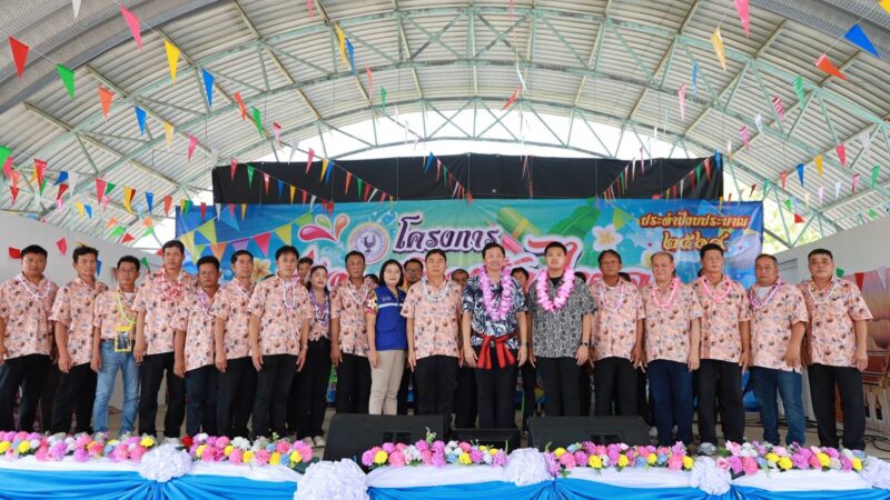 อบต.หนองหงษ์ ชลบุรีจัดโครงการรดน้ำดำหัวขอพรผู้สูงอายุวันสงกรานต์ และมีการจัดแสดงโชว์ความแข็งแรงของผู้สูงอายุที่ทีอายุกว่า 75 ปีของชมรมผู้สูงอายุขึ้นมาแดนส์โชว์เสต็ปบนเวทีกันอย่างสนุกสุดมันส์ ก่อนจะมานั่งดมยาดมพักเหนื่อย