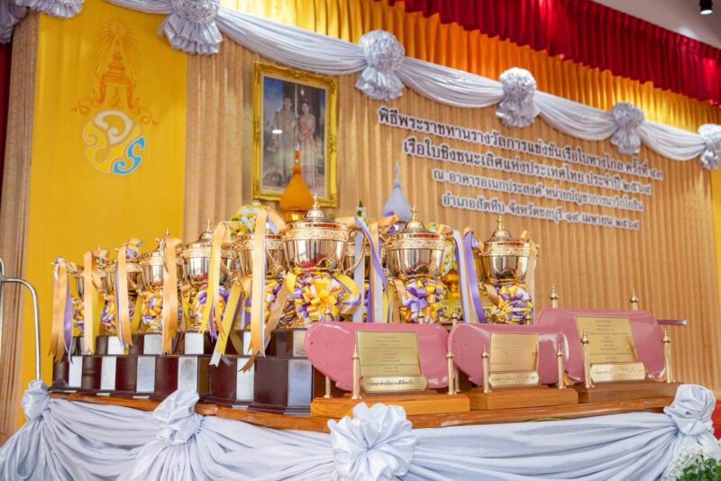 พระบาทสมเด็จพระเจ้าอยู่หัวทรงพระกรุณาโปรดเกล้าโปรดกระหม่อมให้ผู้แทนพระองค์ ไปในการพระราชทานรางวัลแก่ผู้ชนะเลิศในการแข่งขันเรือใบทางไกล ครั้งที่ 43 รายการเรือใบข้ามอ่าวชิงรางวัลหางเสือเรือพระที่นั่ง “เวคา” และการแข่งขันเรือใบชิงชนะเลิศแห่งประเทศไทย ประจำปี 2569