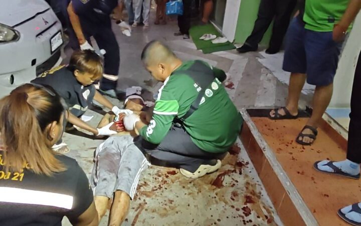 ปทุมธานี – หนุ่มรปภ.คลุ้มคลั่งใช้มีดและกรรไกรทำร้ายเพื่อนร่วมงานบาดเจ็บ 3 ราย