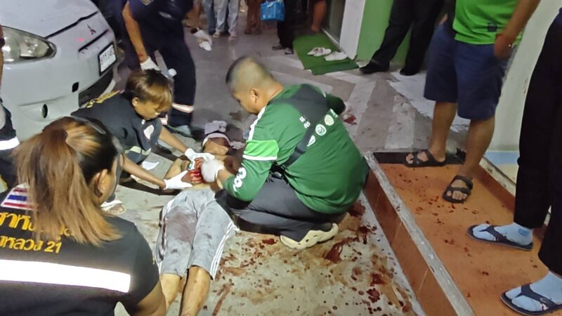 ปทุมธานี – หนุ่มรปภ.คลุ้มคลั่งใช้มีดและกรรไกรทำร้ายเพื่อนร่วมงานบาดเจ็บ 3 ราย