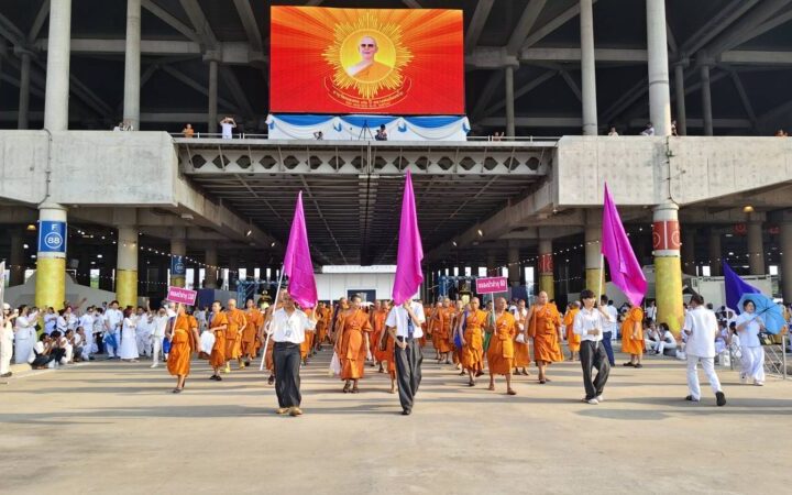 ปทุมธานีวัดพระธรรมกายรวมพลังพุทธนั่งสมาธิภาวนาถวายสังฆทาน 40,000 วัดทั่วไทยในวันคุ้มครองโลก