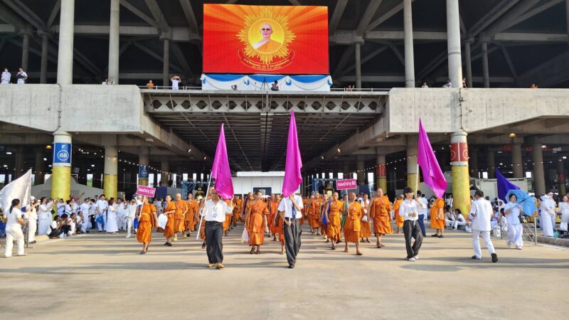 ปทุมธานีวัดพระธรรมกายรวมพลังพุทธนั่งสมาธิภาวนาถวายสังฆทาน 40,000 วัดทั่วไทยในวันคุ้มครองโลก
