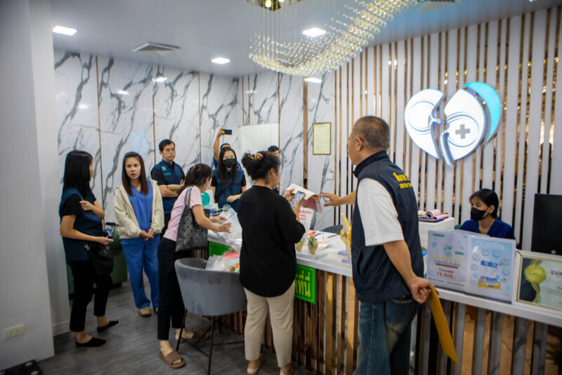 สืบภาค 2 ผนึก สสจ.ชลบุรี บุกรวบคลิกนิกข้อเสื่อมเถื่อนกลางพัทยา พบหมอ-พยาบาลจริงให้บริการแม้ไร้ใบอนุญาต