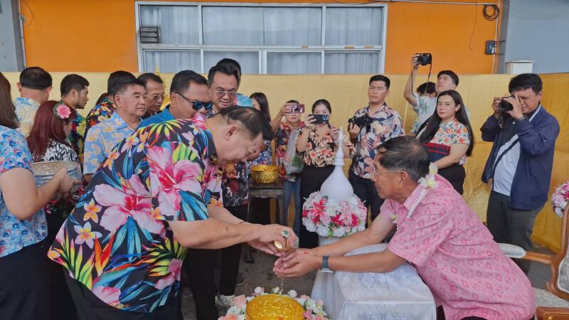 ปทุมธานี – หัวหน้าส่วนราชการ ปชช.ร่วมรดน้ำ นายกแจ๊ส ชื่นมื่น ฝากย้ำประชาชนระวัง ฮีทสโตรก ช่วงแดดจัด