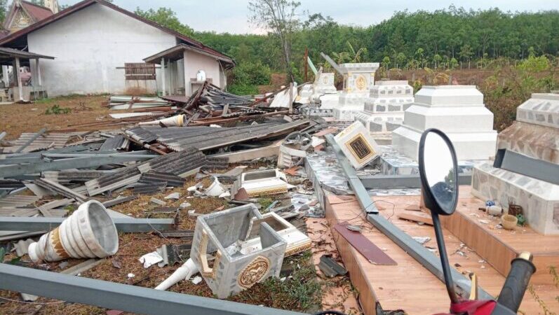 ลมกระโชกแรงถล่มป่าช้าโคกกง ศาลาการเปรียญเสียหาย 2 หลัง บัวเก็บอัฐิใหม่พังยับ