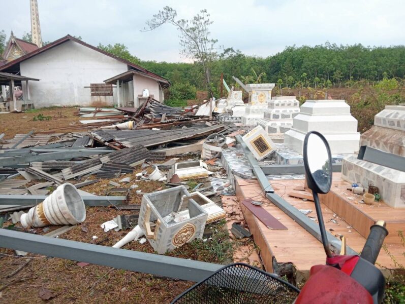 ลมกระโชกแรงถล่มป่าช้าโคกกง ศาลาการเปรียญเสียหาย 2 หลัง บัวเก็บอัฐิใหม่พังยับ