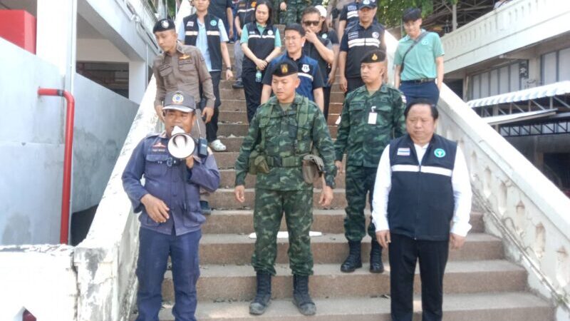 เมืองมุกดาหาร บก.ควบ คุมที่ 1 (ร.3) กกล.สุรศักดิ์มนตรี บูรณาการร่วม หน่วยงานที่เกี่ยวข้อง ลงพื้นที่ตลาดอินโดจีน ตรวจเยี่ยมและรณรงค์การจำหน่ายสินค้าถูกกฎหมาย