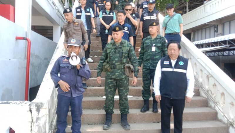 เมืองมุกดาหาร บก.ควบ คุมที่ 1 (ร.3) กกล.สุรศักดิ์มนตรี บูรณาการร่วม หน่วยงานที่เกี่ยวข้อง ลงพื้นที่ตลาดอินโดจีน ตรวจเยี่ยมและรณรงค์การจำหน่ายสินค้าถูกกฎหมาย