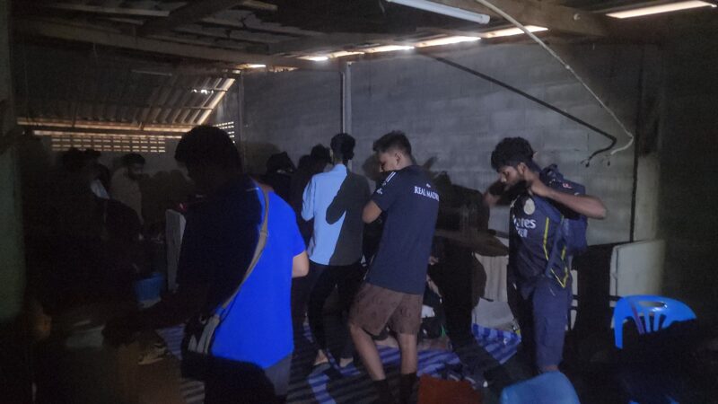 ตม.สงขลา สนธิกำลังตำรวจท่องเที่ยว รวบอดีตข้าราชการกรมการปกครอง-ฝ่ายมั่นคง เจ้าของรีสอร์ตริมทะเล ซุกชาวบังคลาเทศ-เมียนมา 22 คน รอส่งต่อมาเลเซีย ขณะที่เจ้าตัวยังปฏิเสธ ไม่รู้เรื่อง