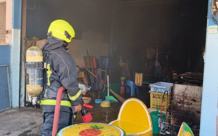 ระทึก! ไฟไหม้อาคารพาณิชย์ชุมชนเตาถ่าน เจ้าหน้าที่ฝ่าควันช่วยสุนัขรอดหวุดหวิด คาดปมตู้แช่ลัดวงจร