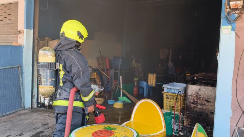 ระทึก! ไฟไหม้อาคารพาณิชย์ชุมชนเตาถ่าน เจ้าหน้าที่ฝ่าควันช่วยสุนัขรอดหวุดหวิด คาดปมตู้แช่ลัดวงจร