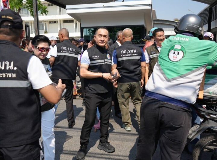 กอ.รมน. เปิดบ้านปันสุข! ลุยแจกสิ่งของช่วยชาวดุสิต-บางพลัด-บางกอกน้อย พร้อมจัดรถเคลื่อนที่ส่งตรงถึงเตียงผู้ป่วย