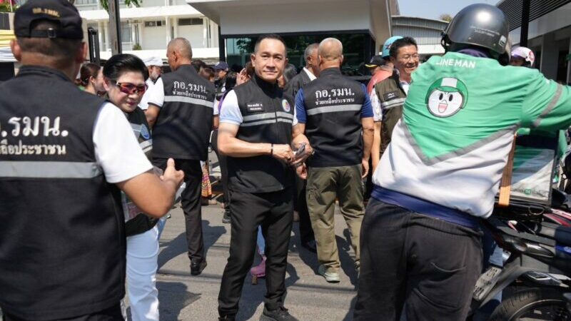 กอ.รมน. เปิดบ้านปันสุข! ลุยแจกสิ่งของช่วยชาวดุสิต-บางพลัด-บางกอกน้อย พร้อมจัดรถเคลื่อนที่ส่งตรงถึงเตียงผู้ป่วย