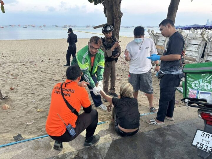 เฉียดตาย สาวเมาเครียดเดินลงทะเล ลอยคอนับชั่วโมง พลเมืองดีช่วยปลอดภัย