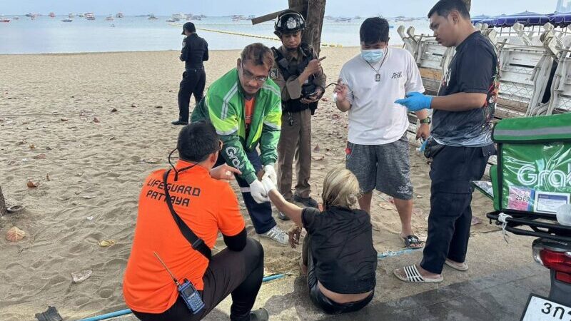 เฉียดตาย สาวเมาเครียดเดินลงทะเล ลอยคอนับชั่วโมง พลเมืองดีช่วยปลอดภัย