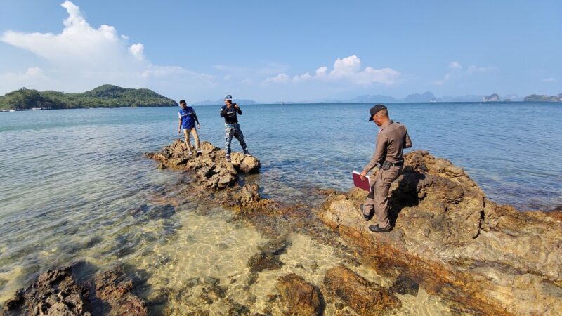 พังงา- ตั้งรางวัลนำจับ 5 หมื่น ล่าตัวคนตัดหัวพะยูนเกาะยาวน้อย รองปลัดกระทรวงทรัพยากรฯเผยผลชันสูตรชี้ตายก่อนถูกตัดหัว พังงา – หน่วยงานด้านทรัพยากรธรรมชาติฯ เร่งล่าตัวผู้ก่อเหตุสุดสะเทือนใจ ตัดหัวพะยูนบริเวณเกาะยาวน้อย พร้อมตั้งรางวัลนำจับ 50,000 บาท