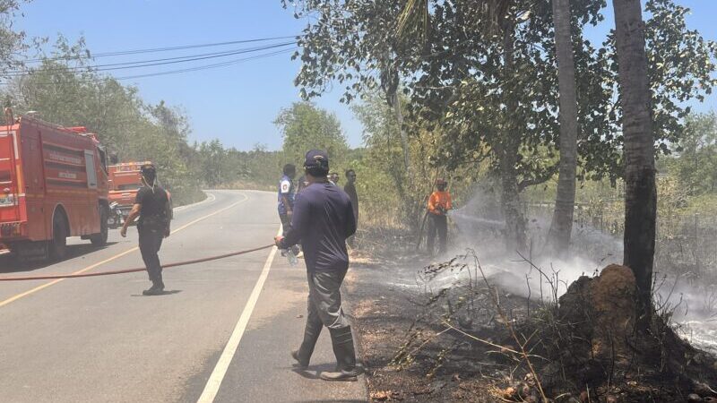 ชุมพร-ช่วงบ่ายวันที่ 12 เมษายน 2569 ร.ต.ต.กสิน น้อยขาว รอง สวป.สภ.เมืองชุมพร หัวหน้าสายตรวจป้อมนาชะอัง อ.เมืองชุมพร จ.ชุมพร ได้รับแจ้งเหตุไฟไหม้หญ้าริมถนนเลียบทางรถไฟ ใกล้สำนักงานขนส่งจังหวัดชุมพร จึงประสานกำลังเข้าตรวจสอบพร้อม ร.ต.ต.สมมาตร คงทองจีน และ อส.ตร.