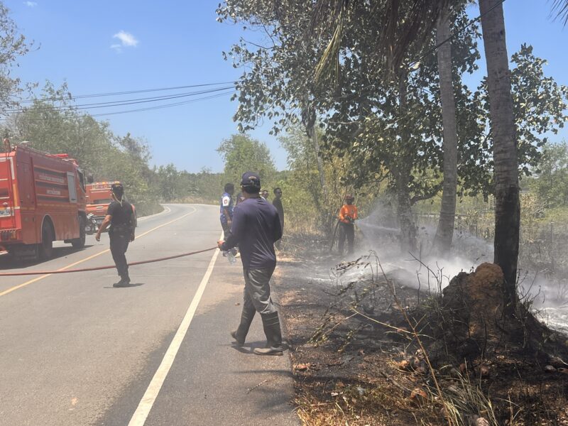 ชุมพร-ช่วงบ่ายวันที่ 12 เมษายน 2569 ร.ต.ต.กสิน น้อยขาว รอง สวป.สภ.เมืองชุมพร หัวหน้าสายตรวจป้อมนาชะอัง อ.เมืองชุมพร จ.ชุมพร ได้รับแจ้งเหตุไฟไหม้หญ้าริมถนนเลียบทางรถไฟ ใกล้สำนักงานขนส่งจังหวัดชุมพร จึงประสานกำลังเข้าตรวจสอบพร้อม ร.ต.ต.สมมาตร คงทองจีน และ อส.ตร.