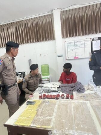 รวบหนุ่มศรีลังกา พันโคเคนหนัก 2 กก. รอบตัว คาสนามบินหาดใหญ่ รับสารภาพเป็นเด็กเดินยา รับจากเจ้านายที่กรุงกัวลาลัมเปอร์ ประเทศมาเลเซีย หวังใช้ไทยเป็นทางผ่าน นำกลับไปบ้านเกิด