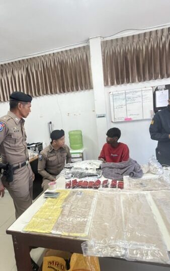 รวบหนุ่มศรีลังกา พันโคเคนหนัก 2 กก. รอบตัว คาสนามบินหาดใหญ่ รับสารภาพเป็นเด็กเดินยา รับจากเจ้านายที่กรุงกัวลาลัมเปอร์ ประเทศมาเลเซีย หวังใช้ไทยเป็นทางผ่าน นำกลับไปบ้านเกิด