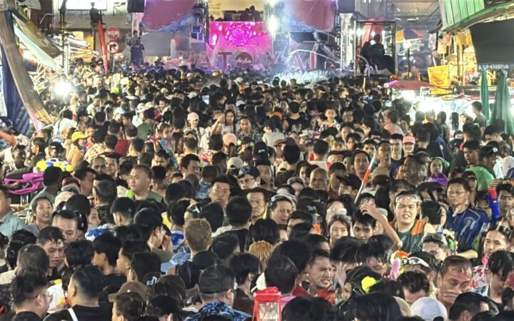 บรรยากาศการท่องเที่ยวในช่วงเทศกาลสงกรานต์ที่อำเภอหาดใหญ่ จังหวัดสงขลา เริ่มต้นขึ้นอย่างยิ่งใหญ่กับงาน “Hatyai Midnight Songkran 2026”ซึ่งจัดขึ้นระหว่างวันที่ 10–13 เมษายนนี้ ท่ามกลางกระแสตอบรับอย่างล้นหลามจากนักท่องเที่ยวทั้งชาวไทยและชาวต่างชาติ