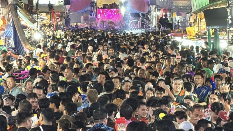 บรรยากาศการท่องเที่ยวในช่วงเทศกาลสงกรานต์ที่อำเภอหาดใหญ่ จังหวัดสงขลา เริ่มต้นขึ้นอย่างยิ่งใหญ่กับงาน “Hatyai Midnight Songkran 2026”ซึ่งจัดขึ้นระหว่างวันที่ 10–13 เมษายนนี้ ท่ามกลางกระแสตอบรับอย่างล้นหลามจากนักท่องเที่ยวทั้งชาวไทยและชาวต่างชาติ