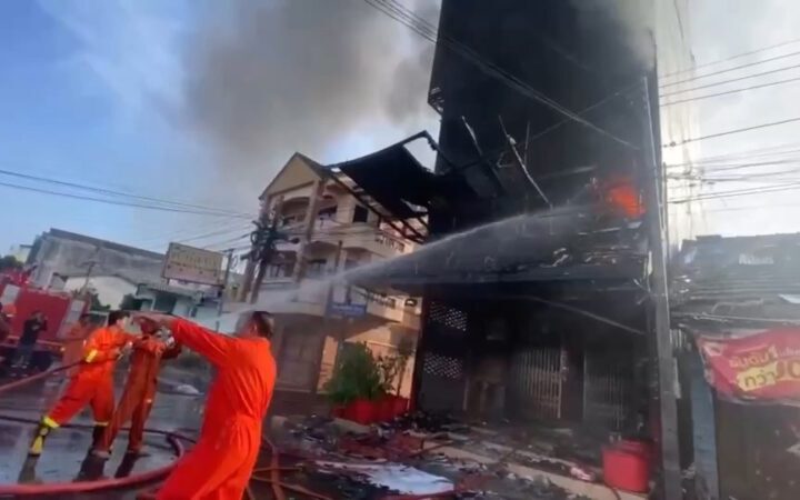 ระทึกรับสงกรานต์! เพลิงไหม้ร้านสีรถ 6 ชั้น กลางเมืองหาดใหญ่ ควันดำพวยพุ่ง จนท.เร่งสกัดหวั่นลาม