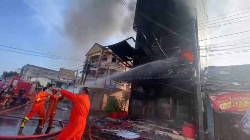 ระทึกรับสงกรานต์! เพลิงไหม้ร้านสีรถ 6 ชั้น กลางเมืองหาดใหญ่ ควันดำพวยพุ่ง จนท.เร่งสกัดหวั่นลาม