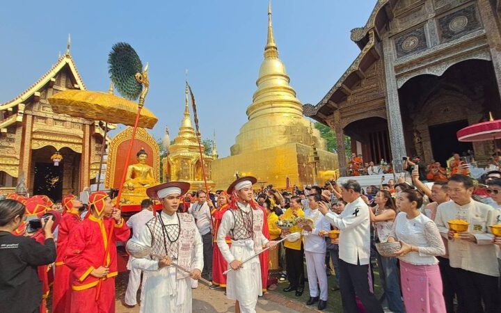 ชาวเชียงใหม่และนักท่องเที่ยว ร่วมสรงน้ำพระพุทธสิหิงค์และพระพุทธรูปสำคัญ เสริมสิริมงคลตามประเพณีสงกรานต์ของชาวล้านนา เนืองแน่นตลอดเส้นทาง