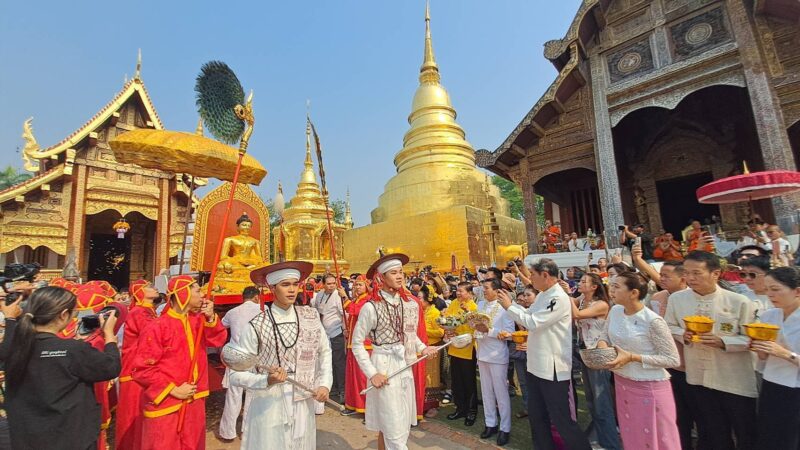 ชาวเชียงใหม่และนักท่องเที่ยว ร่วมสรงน้ำพระพุทธสิหิงค์และพระพุทธรูปสำคัญ เสริมสิริมงคลตามประเพณีสงกรานต์ของชาวล้านนา เนืองแน่นตลอดเส้นทาง